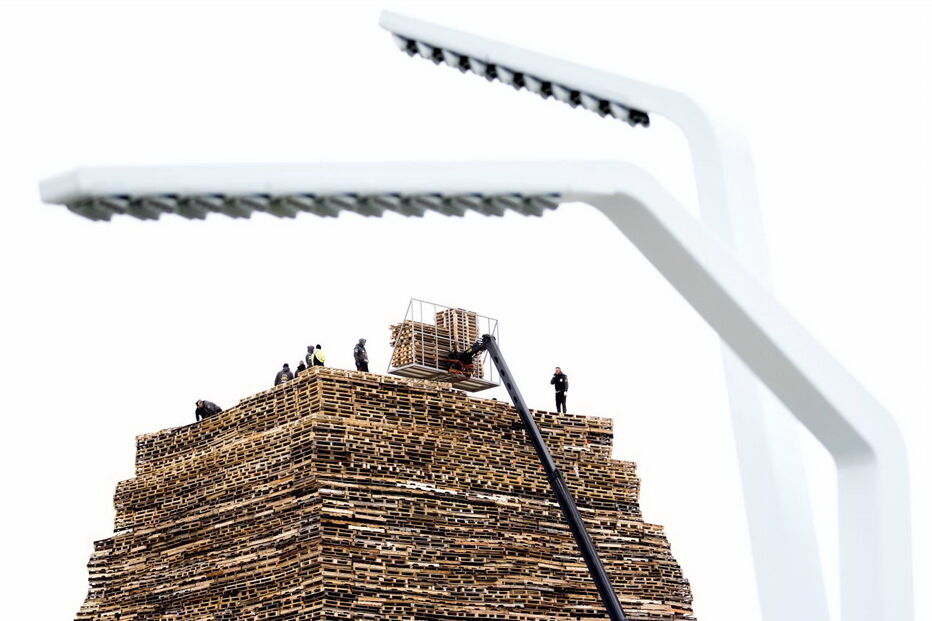 Torre de paletes de madeira é construída para a tradicional fogueira de Ano Novo na praia de Scheveningen, Holanda