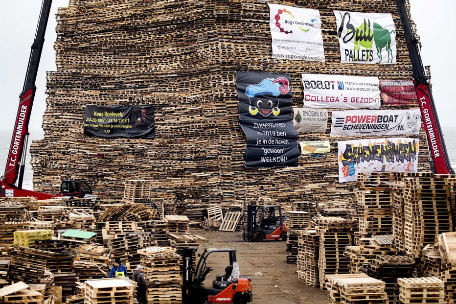 Torre de paletes de madeira é construída para a tradicional fogueira de Ano Novo na praia de Scheveningen, Holanda