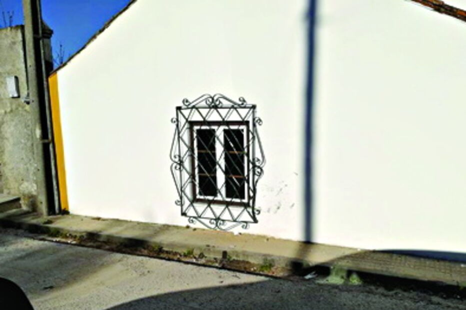 Carro chocou com a parede da casa