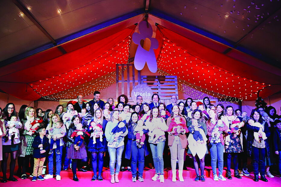 Entrega de 51 cheques-bebé juntou famílias, na sexta-feira, no palco da Tenda de Natal, instalado no Fórum Vizela     
