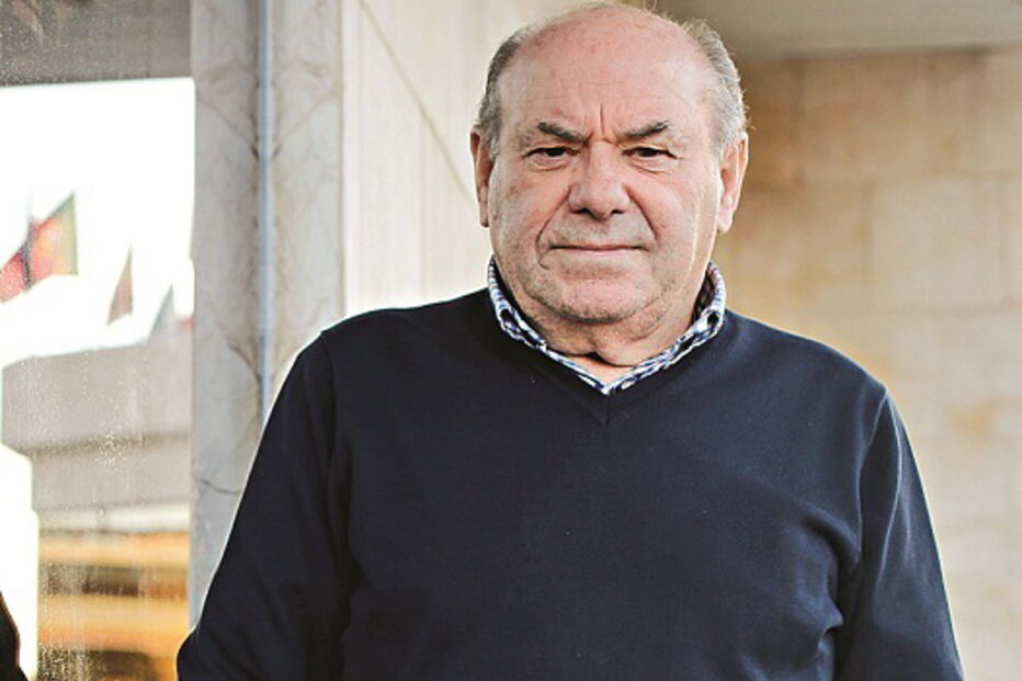 António Simões estava na cidade da Praia, capital de Cabo Verde, quando foi assaltado por dois homens e ficou ferido numa perna, tendo sido hospitalizado       