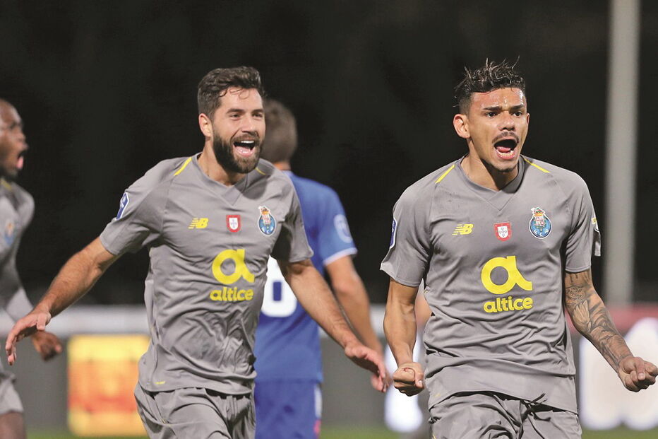 Soares (dir.) marcou o segundo golo do FC Porto e vai ser felicitado por Felipe  