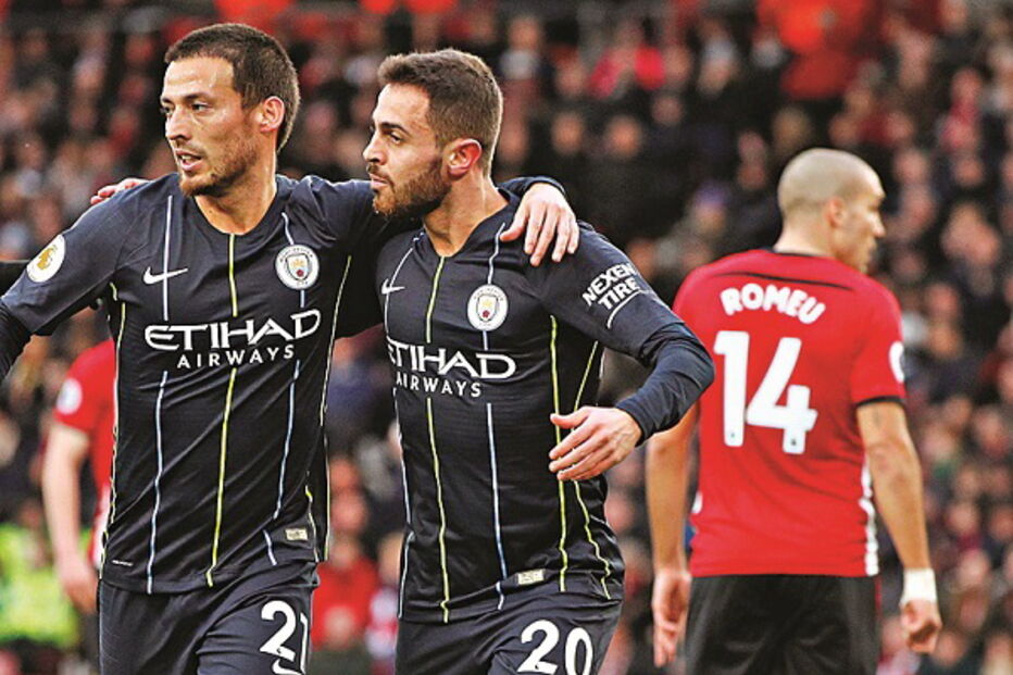 Bernardo Silva (à direita) assistiu David Silva no primeiro golo do Man. City