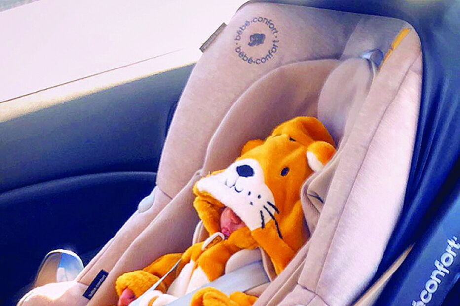 O pequeno Lonô vestido de leão à saída da maternidade