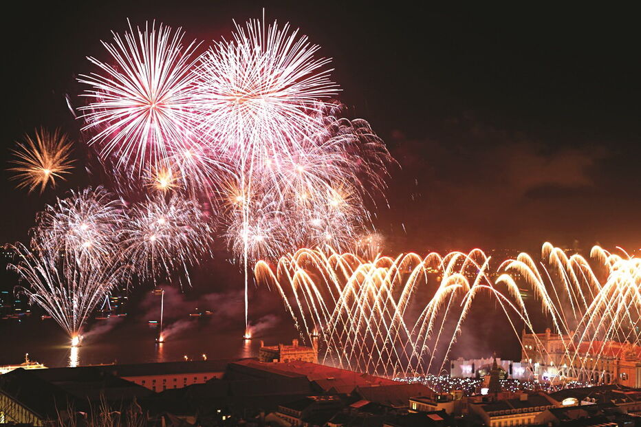 Em Lisboa são esperados milhares de pessoas no Terreiro do Paço, o epicentro dos festejos de Ano Novo na capital. A segurança vai ser reforçada com o apoio de câmaras de videovigilância 