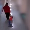Professora arrasta menino autista de nove anos pelo corredor da escola