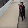Motorista sai de autocarro e resgata bebé abandonado na rua pela mãe