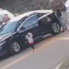 Vídeo mostra menina de dois anos a 'render-se' à polícia ao ver pais serem detidos