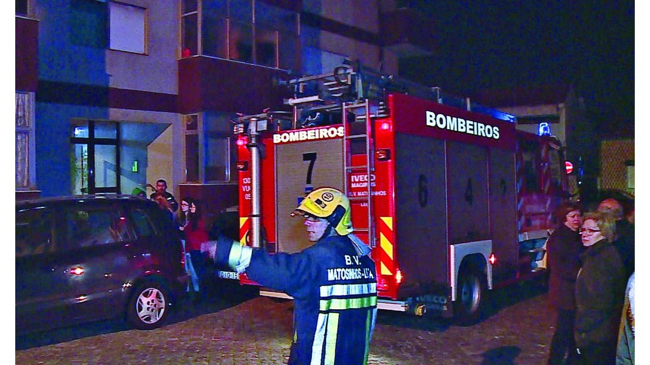 Mulher que incendiou apartamento e pediu socorro nua nega acusações - Portugal foto