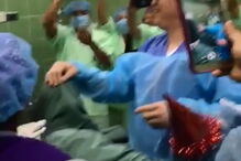 Médicos festejam Ano Novo em sala de parto enquanto grávida chora de dores 