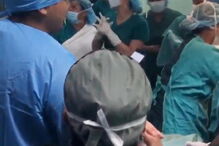 Médicos festejam Ano Novo em sala de parto enquanto grávida chora de dores 