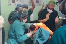 Médicos festejam Ano Novo em sala de parto enquanto grávida chora de dores 