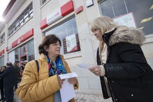Socialistas distribuíram panfletos aos utentes que se dirigiram ontem aos serviços dos CTT no largo do Carmo     