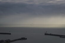 Marinha britânica envia navio para impedir passagem de imigrantes no Canal da Mancha