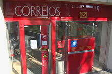 Homem ameaça funcionária com faca e assalta CTT em Guimarães 