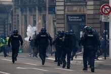Tensão e chamas na manifestação dos 'coletes amarelos' em França