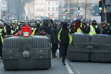 Tensão e chamas na manifestação dos 'coletes amarelos' em França