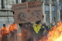 Tensão e chamas na manifestação dos 'coletes amarelos' em França