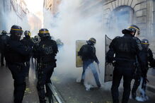 Tensão e chamas na manifestação dos 'coletes amarelos' em França