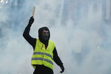 Tensão e chamas na manifestação dos 'coletes amarelos' em França