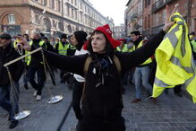 Tensão e chamas na manifestação dos 'coletes amarelos' em França