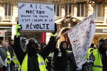 Tensão e chamas na manifestação dos 'coletes amarelos' em França