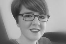 Mulher trata boneco como bebé real e... até o leva a jantar