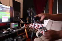 Ivan Medina no seu estúdio da Cidade da Praia