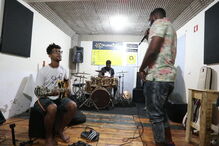 Ivan Medina no seu estúdio da Cidade da Praia