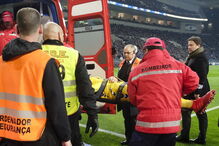 Estreante do Nacional cai no relvado e sai de ambulância do Estádio do Dragão