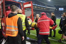 Estreante do Nacional cai no relvado e sai de ambulância do Estádio do Dragão
