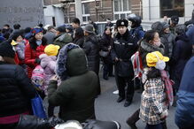 Homem invade escola e agride 20 crianças na China