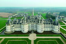 Castelo de Chambord distingue-se pela arquitetura medieval e Renascentista  