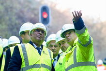 O primeiro-ministro, António Costa, acompanhado pelo ministro do Planeamento e das Infraestruturas, Pedro Marques