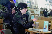 Suspeita foi fotografada no Aeroporto Sá Carneiro 