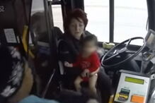 Motorista sai de autocarro e resgata bebé abandonado na rua pela mãe