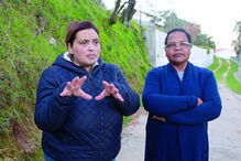 Carla Silva e a mãe, Sabina Guimarães, acolhera cão na aldeia de Cerquedo, em Penacova 