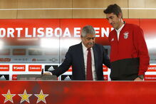 Luís Filipe Vieira, presidente do Benfica, cumprimenta Bruno Lage após o anúncio oficial da continuidade do treinador como técnico principal 