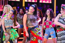 Atriz juntou-se a um grupo de bailarinos e voltou a brilhar na pista de dança   