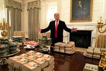 Trump serve banquete de fast food em bandejas prateadas na Casa Branca