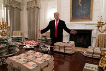Trump serve banquete de fast food em bandejas prateadas na Casa Branca