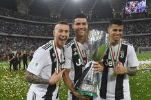 Cristiano Ronaldo marca e levanta o primeiro troféu com a camisola da Juventus