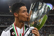 Cristiano Ronaldo marca e levanta o primeiro troféu com a camisola da Juventus