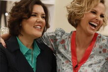 Assunção Cristas de avental cozinha arroz de atum para Cristina Ferreira