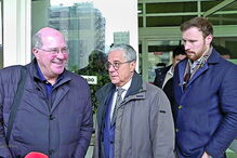 Vítor de Sousa (à esquerda) com o seu advogado, Artur Marques (ao centro), ontem, à saída do Tribunal de Braga