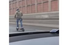 Vídeo de homem a andar de trotinete a 85 km/h em autoestrada torna-se viral