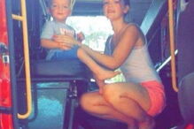 Mulher vê filho ser esmagado e manda-o estar calado