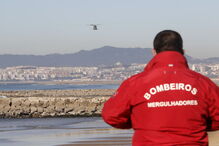 Buscas por bodyboarder na Costa da Caparica