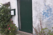 Homem dispara contra filho e cunhado e põe-se em fuga