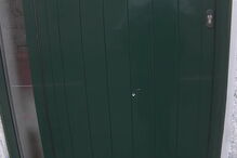 Homem dispara contra filho e cunhado e põe-se em fuga